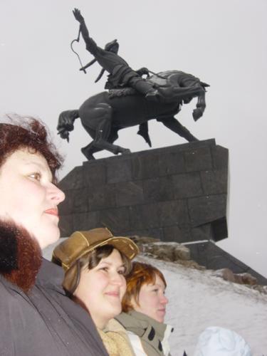 УФА
Салават Юлаев всегда на коне!
Уфимские еварушницы в составе
Прекрасная Брунгильда http://www.eva.ru/passport/2123.htm 
Найя http://www.eva.ru/passport/36059.htm
Alviris http://www.eva.ru/passport/30219.htm
О памятнике Салавату Юлаеву можно причитать тут http://vatan.yeshlek.ru/pamitnik.php#n2, это, можно сказать, символ города Уфы, стоит он на высоком склоне реки Агидель( Белая) и при въезде в город с южной стороны прекрасно виден с железнодорожного и автомобильного мостов через реку. К тому же Герб Республики Башкортостан представляет собой изображение памятника Салавату Юлаеву на фоне восходящего Солнца и его лучей, вписанное в круг, обрамленный национальным орнаментом (подробнее http://vatan.yeshlek.ru/simvol.php#n3)