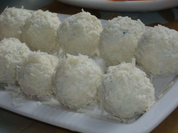 Сырные конфеты с виноградом