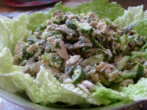 Салат из курицы с огурцами