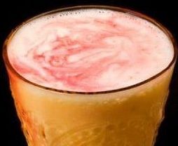 Коктейль из мороженного и клубники