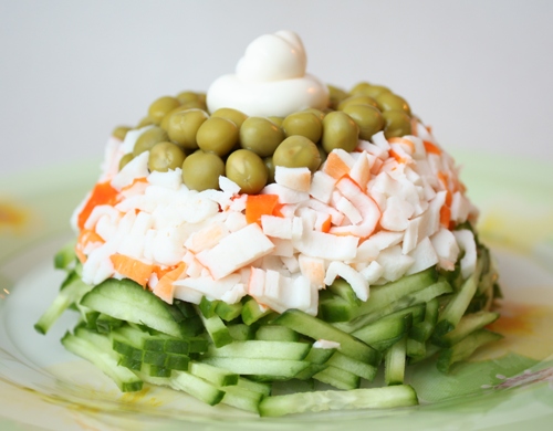 Салат с огурцом и крабовыми палочками. 