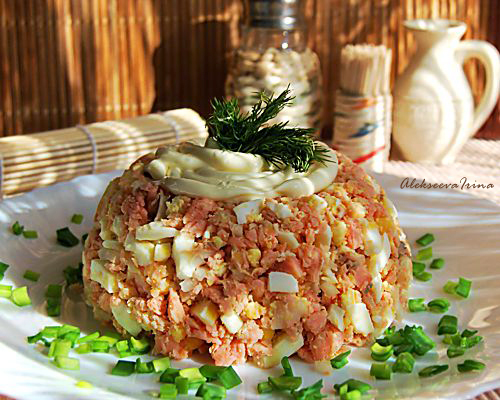 Салат из горбуши горячего копчения