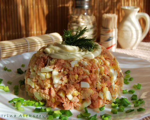 САЛАТ ИЗ ГОРБУШИ ГОРЯЧЕГО КОПЧЕНИЯ