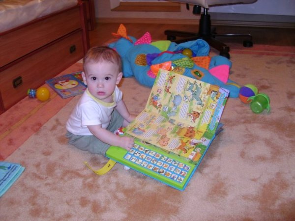 Любимая книжка появилась у нас еще на 1-м году жизни :-)