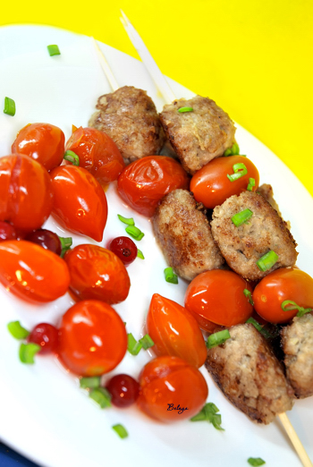 "Мясные шарики на шпажках"