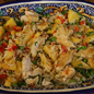 Рисовый салат с курицей, ананасом и зеленым горошком