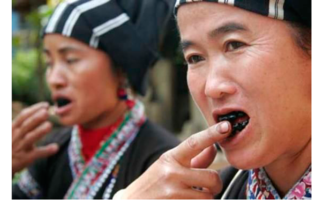 7 странных стандартов красоты:  На [url=http://www.traveldudes.org/travel-tips/tooth-blackening-forgotten-tradition/14811]фото[/url]  - вьетнамские женщины, подкрашивающие зубы.

Говорят, обычай чернить зубы девушкам и женщинам репродуктивного возраста во Вьетнаме, Китае, Японии, Индонезии и на Филиппинах возник потому, что длинные белые зубы считались страшными (словно у зверей или демонов). А еще лаковое покрытие помогало сохранить зубы от разрушения. Теперь этот обычай практически исчез, вытесненный западными стандаратами красоты. Но кое-где сохранились обычаи, вызывающие еще больший шок: в Анголе можно встретить женщин с выбитыми передними зубами, в Полинезии - с акульим оскалом треугольных обломков, а в Конго - со сточенными "пеньками". Считается, что беззубый женский рот выглядит по-детски беззащитным и привлекательным для мужчин. 

[b]Красивы "рельефные"[/b]

Тудно поверить, но есть на Земле женщины, которые не знают, как увлекателен бывает квест "Целлюлит: найти и уничтожить". Их кожа безупречно ровная и гладкая от природы. Знаете, что помогает им добавить в жизнь остроты ощущений?