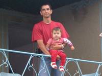 Полина с папой на балконе дачи