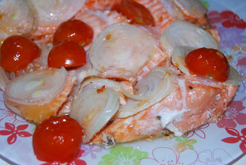 Форель с луком и помидорами