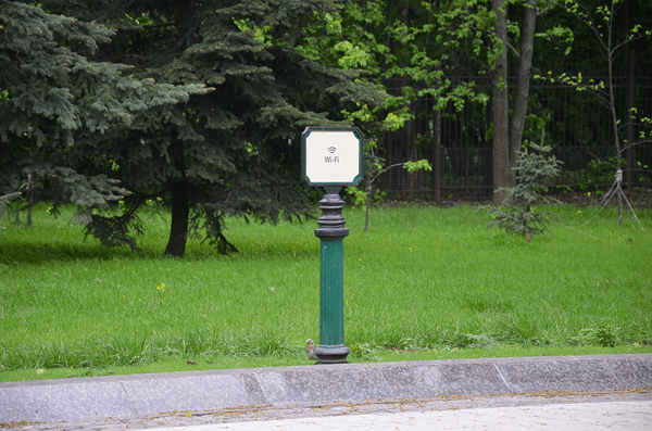 Останкинский парк после реконструкции: В парке теперь появилась сеть Wi-Fi. Специальные оповещающие об этом таблички расположены в нескольких местах: в начале парка, где расположены